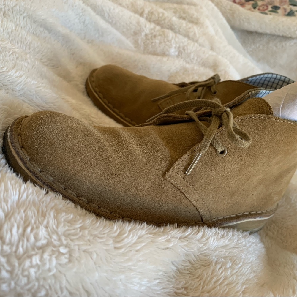 Clarks Women's Light Tan Suede Desert Boots - Picture 4 of 10